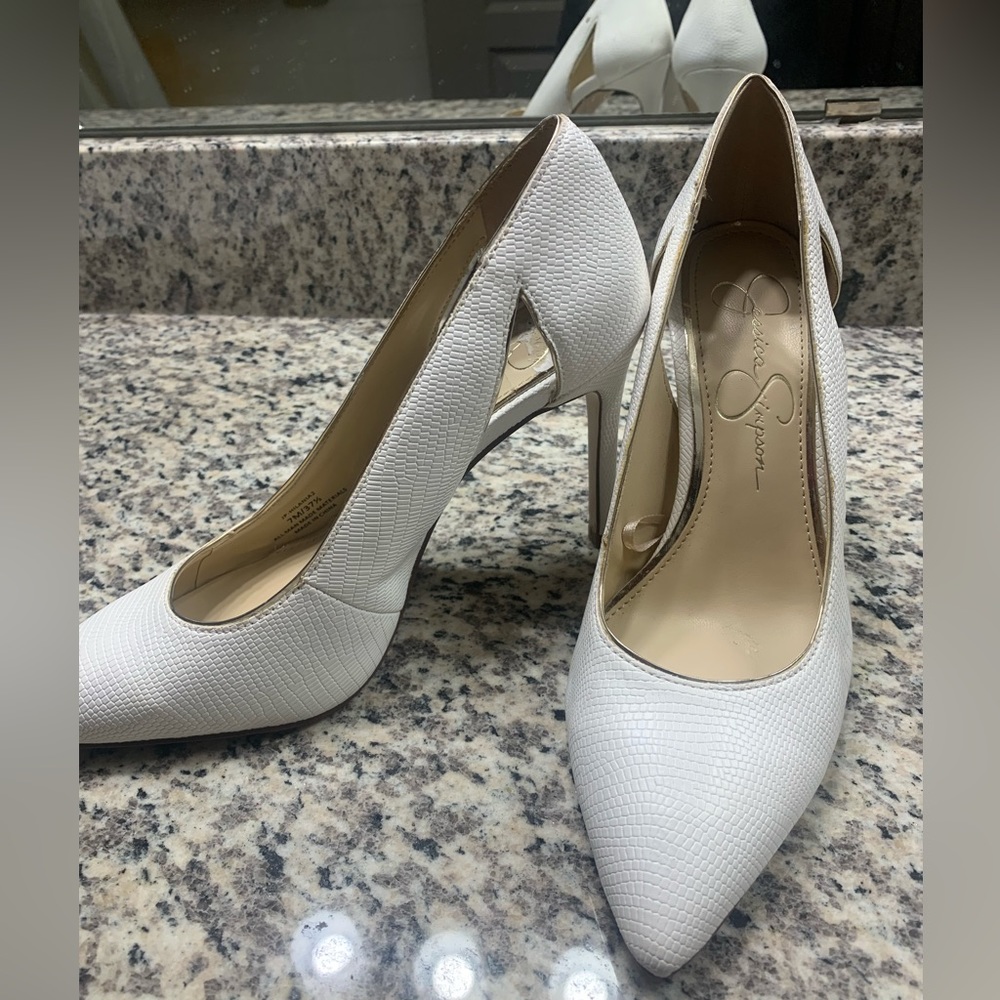 Extremely cute White jessica simpson heels, used but in good condition.